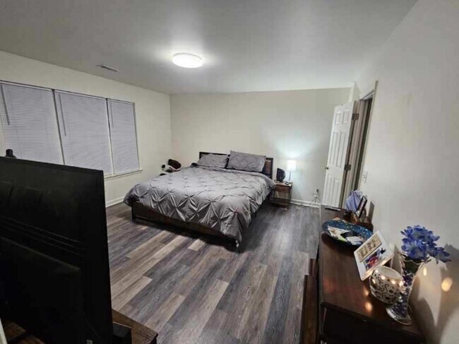 Building Photo - Charming, centrally located, 3 Bed 2 Bath ...