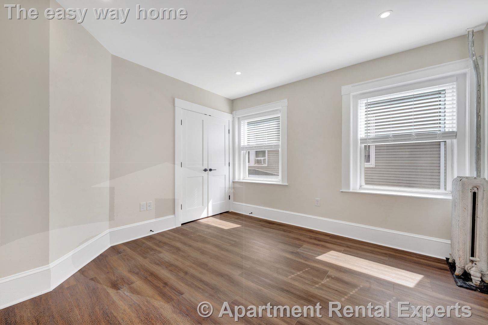 Building Photo - 105 School St