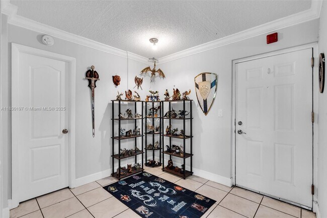 Building Photo - 9460 Fontainebleau Blvd