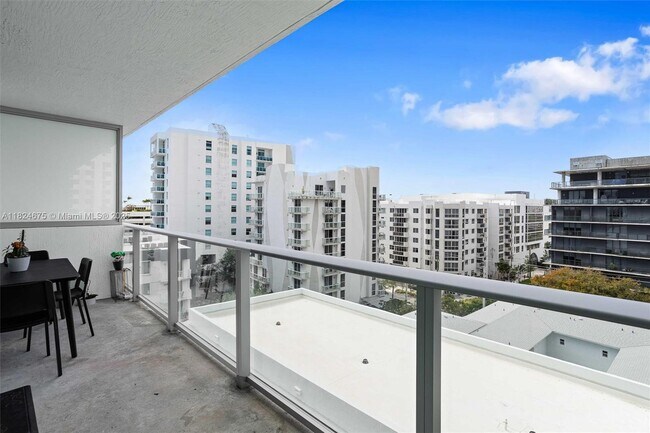 Building Photo - 1600 SW 1st Ave