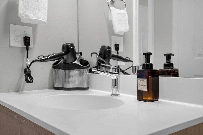 Building Photo - 13930 Heritage Club Dr