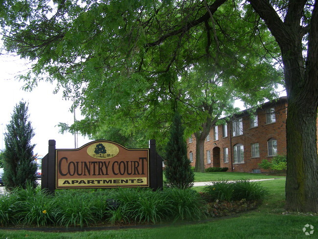 Building Photo - Country Court