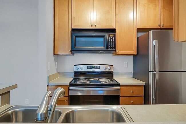 Building Photo - Renovated Condo located in heart of Mt Pleasant, near Ravenel Bridge and Waterfront Park