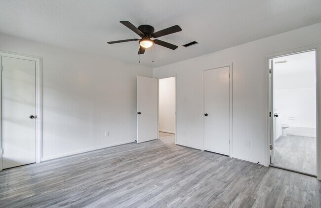 Building Photo - 534 Robert E Lee Dr