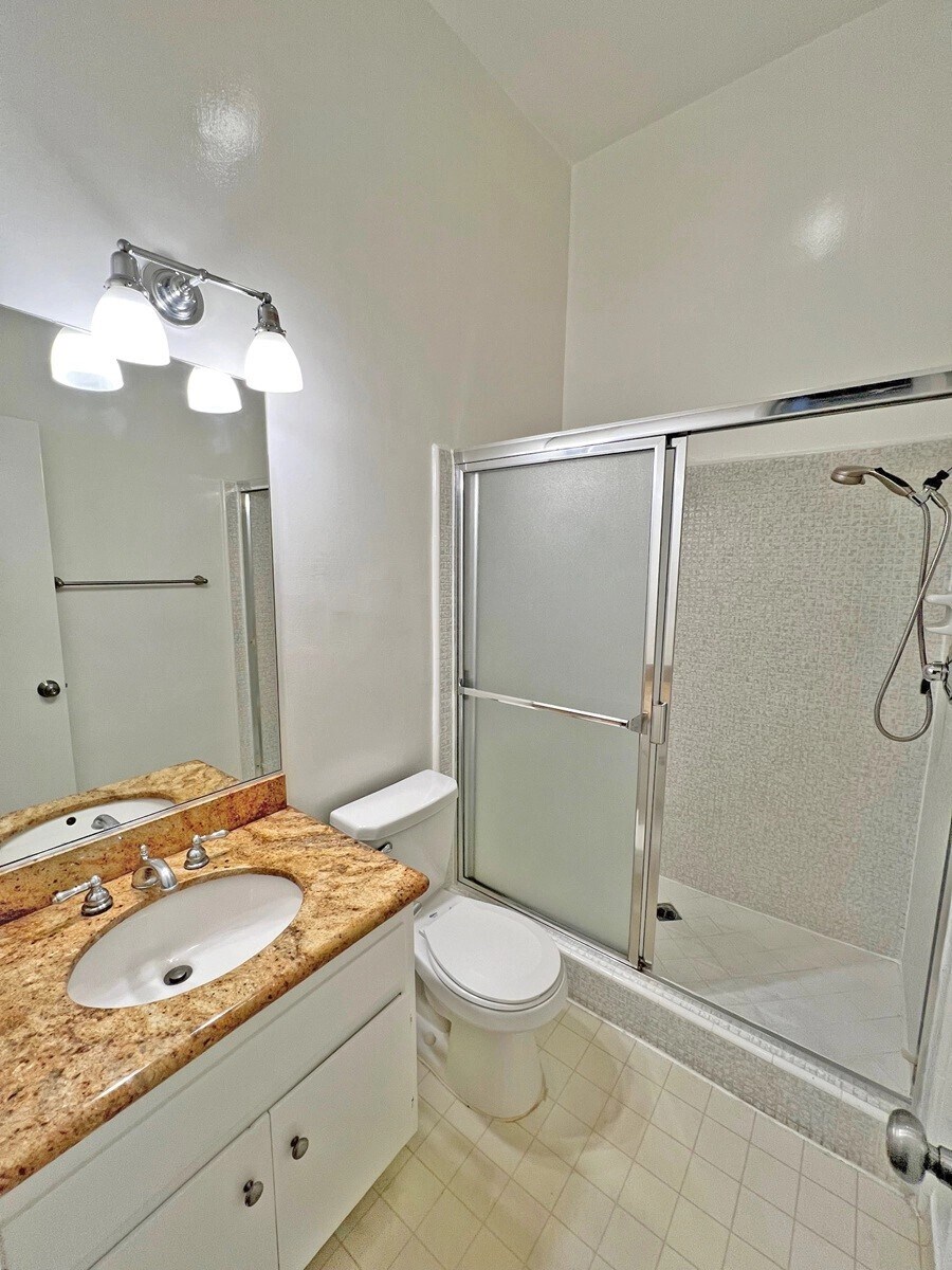 Building Photo - 11936 Darlington Ave