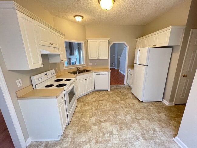 Building Photo - Large 3 bedroom home near downtown Raleigh!
