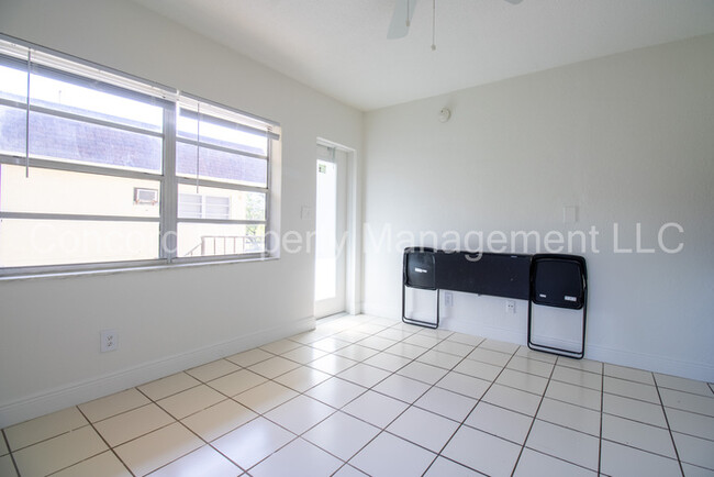 Building Photo - FURNISHED EFFICIENCY in Sailboat Bend with...