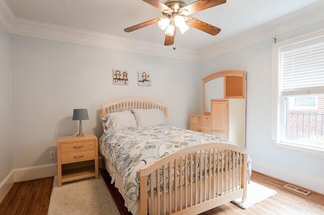 Building Photo - 1106 McLynn Ave NE