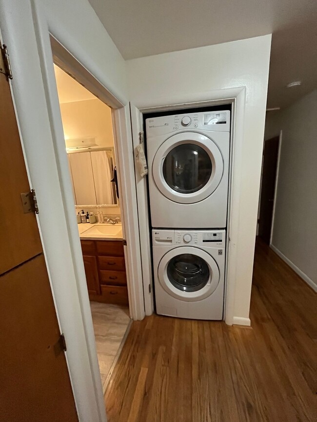 Building Photo - FULLY FURNISHED Midtown Three Bedroom Space for Rent, Great Location!