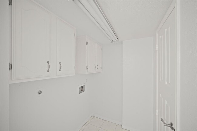 Building Photo - 8203 Woodland Willows Dr