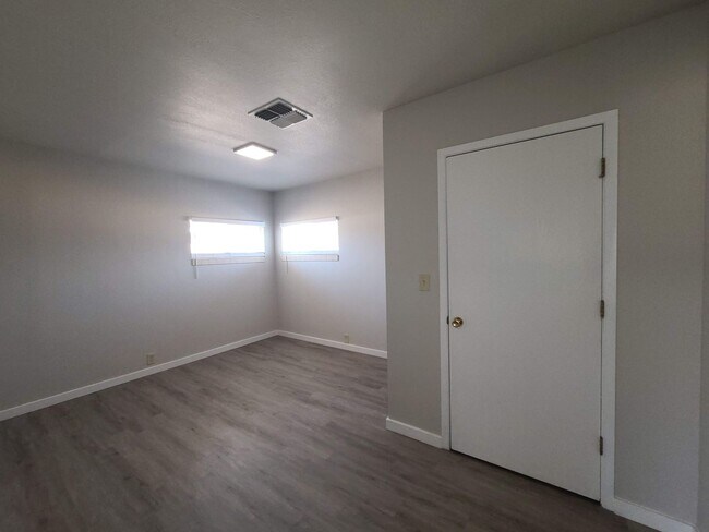 Building Photo - Remodeled 2 bedroom near Midtown
