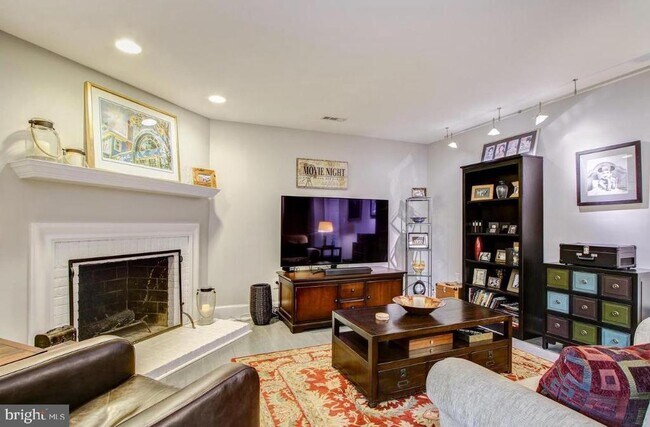 Building Photo - 9936 Foxborough Cir