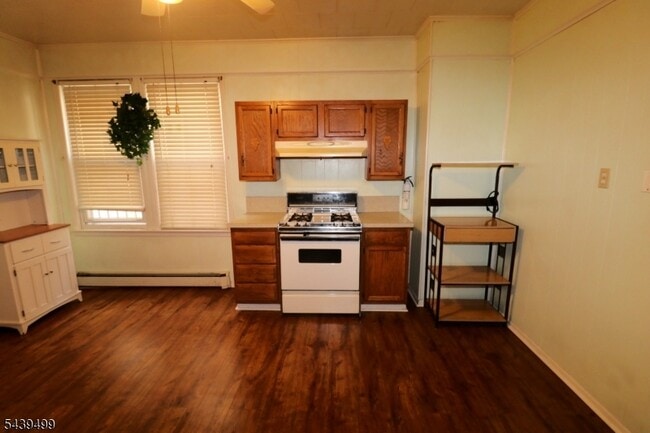 Building Photo - 484 Delavan Ave