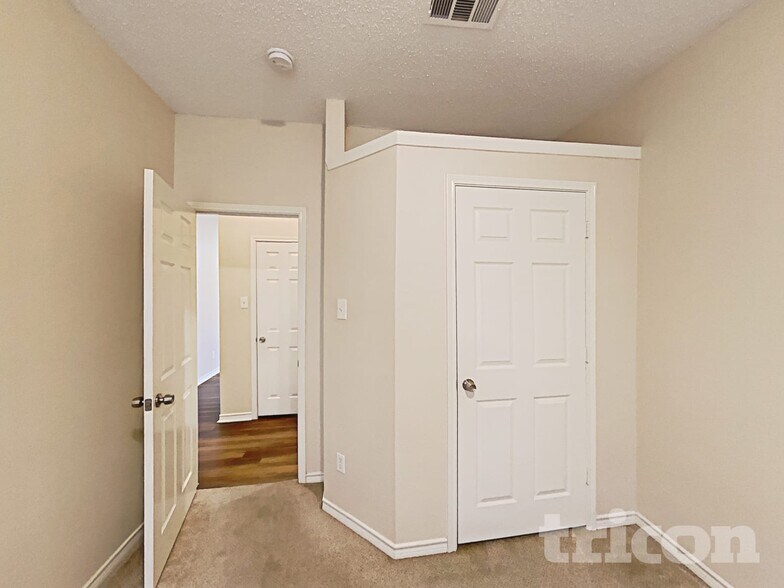 Building Photo - 1558 Aberdeen Dr