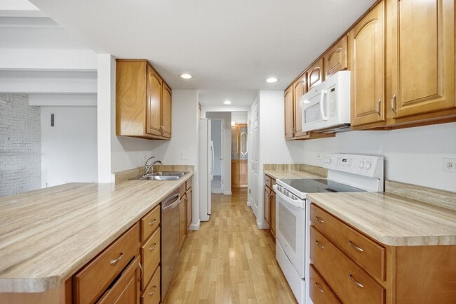 Building Photo - 675 S University Blvd