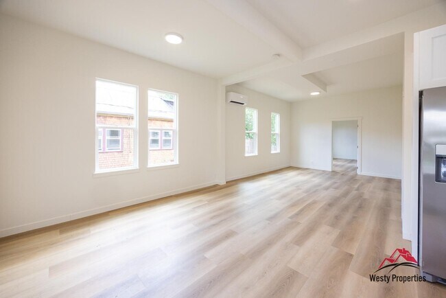 Building Photo - 542 NE Brazee St