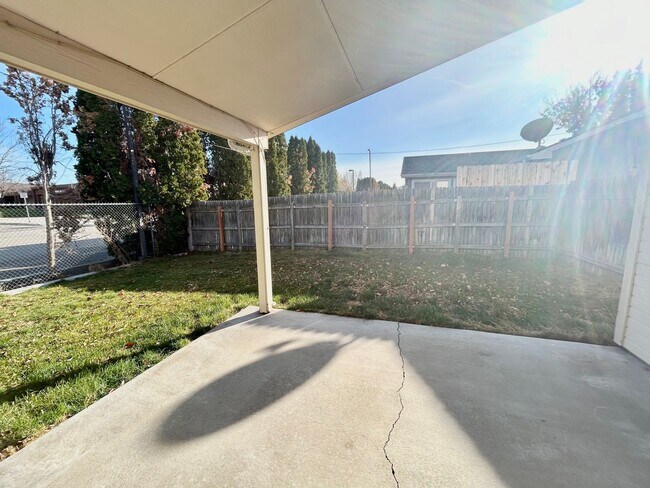 Building Photo - 4650 N Date Palm Ave