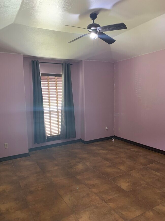 Building Photo - 3129 Rosco Dr