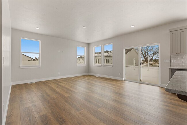 Building Photo - SUGAR CITY TWIN HOME 3 BED 2 FULL BATH - FENCED YARD WITH EX-LARGE 2 STALL GARAGE