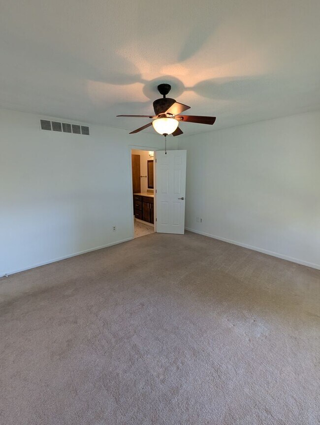 Building Photo - 622 Laurel Dr
