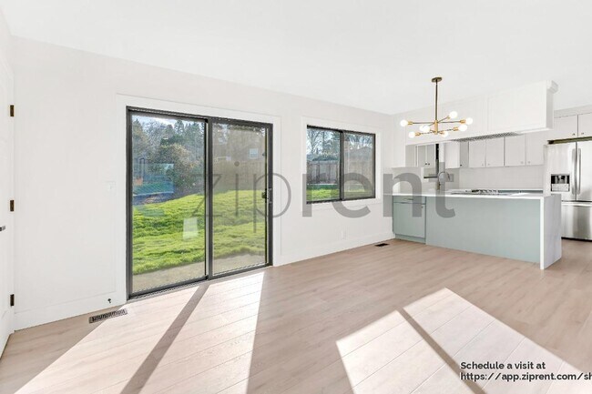 Building Photo - 7640 SW Whitford Dr