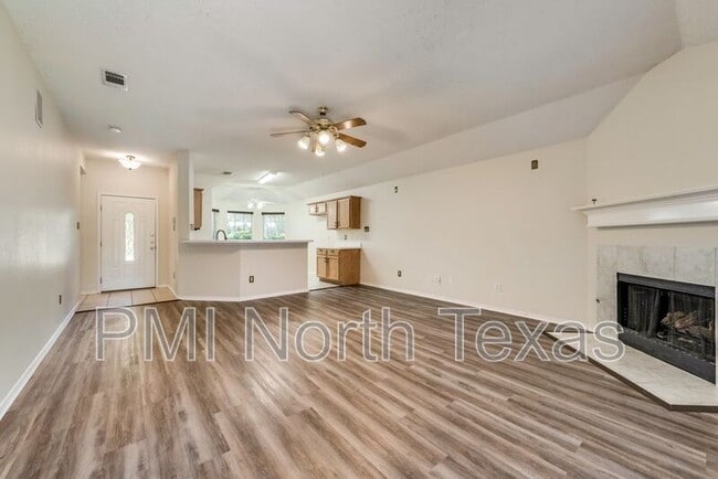 Building Photo - 8101 Hyde Park Dr