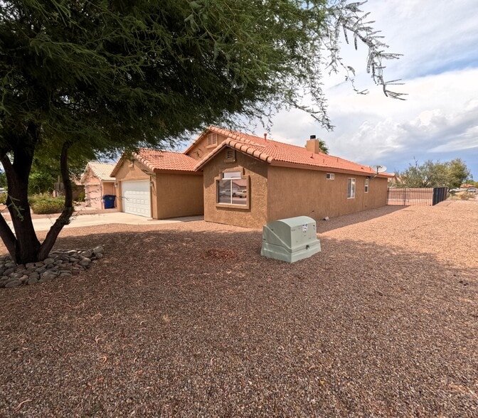 Building Photo - 1675 E Segovia Way