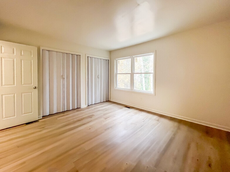 Building Photo - 18 Fox Hill Dr