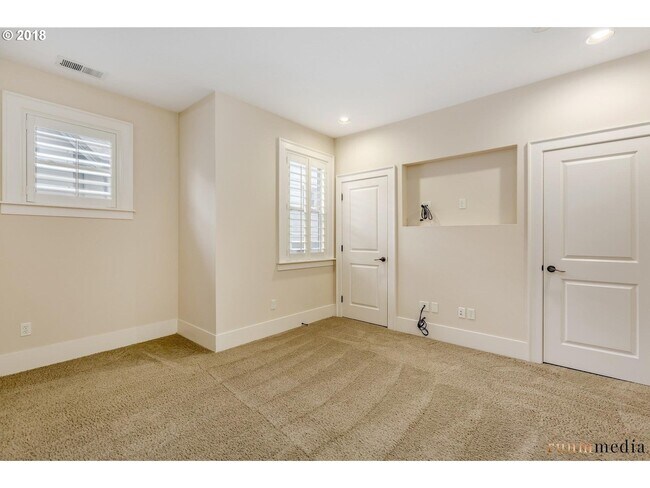 Building Photo - 658 SW Rustica Terrace