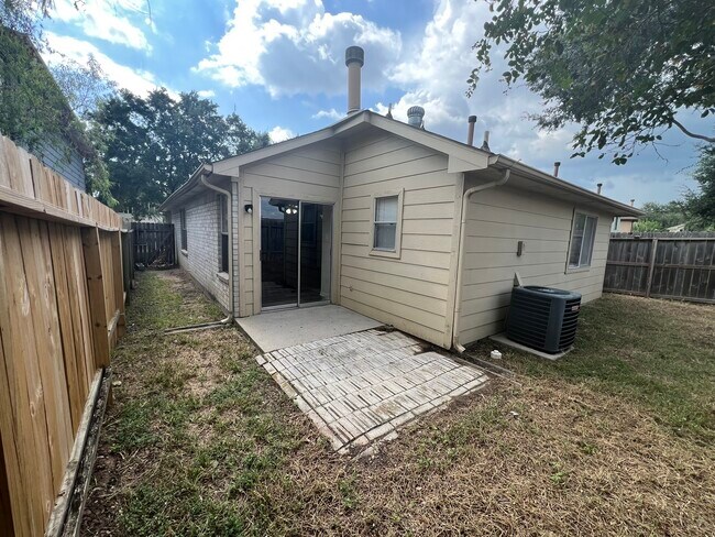 Building Photo - 19530 Sandy Woods Dr