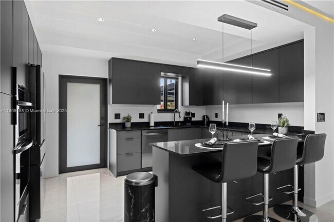 Building Photo - 1101 N 14th Ave