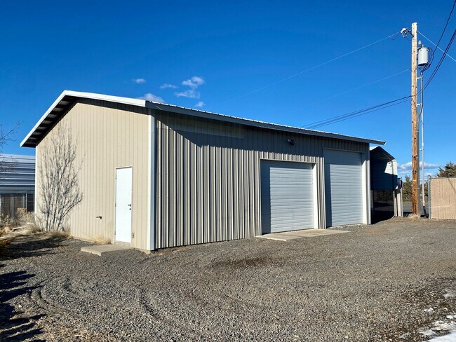 Building Photo - 3 Bedroom 2 Bathroom house in Crooked River Ranch with huge views and a shop!