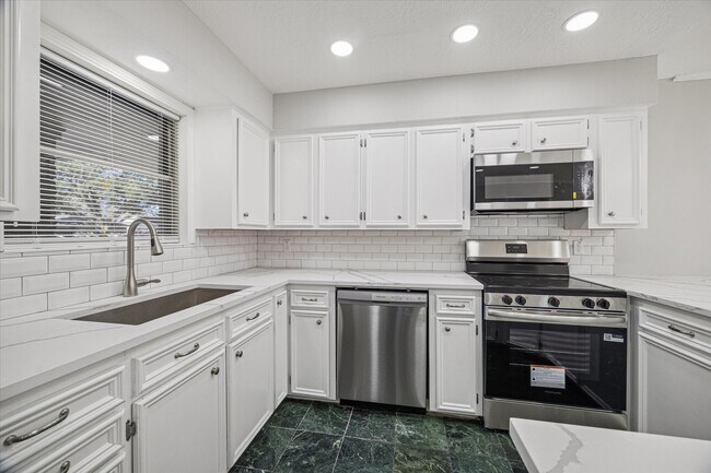 Building Photo - 1703 Raintree Dr