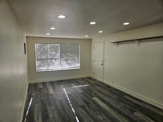 Building Photo - Roy Duplex