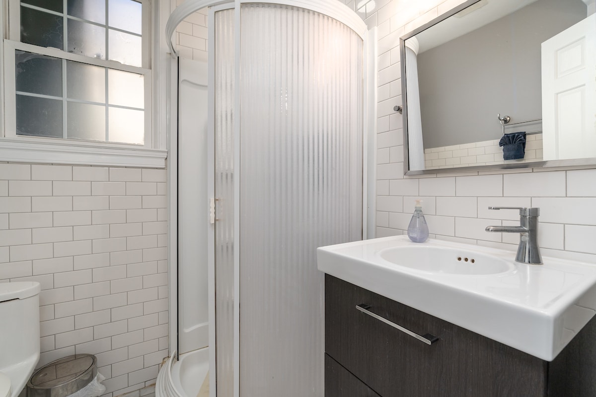 2 bedroom/2 bathroom, second bathroom, en-suite - 403 P St NW