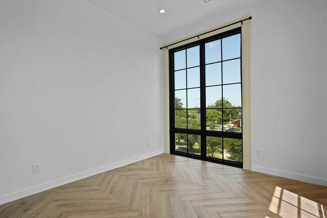 Building Photo - The 912 Building C