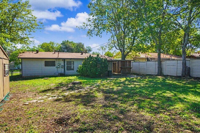 Building Photo - 823 Straight Ln