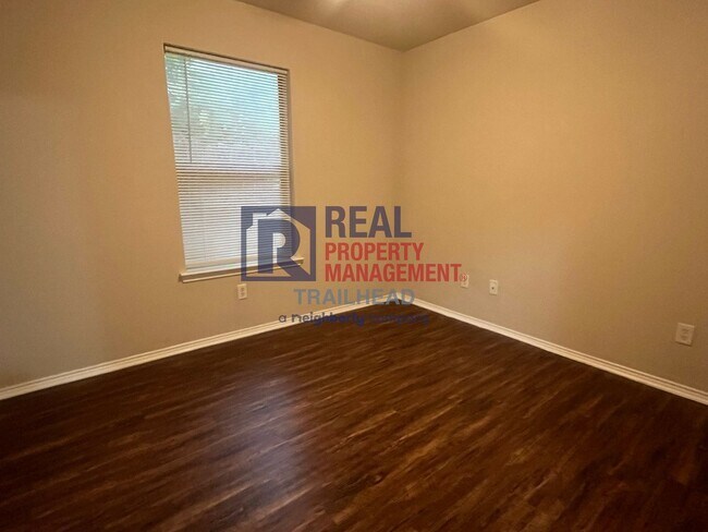 Building Photo - Welcoming - 3 Bed/2 Bath - Move In Ready!