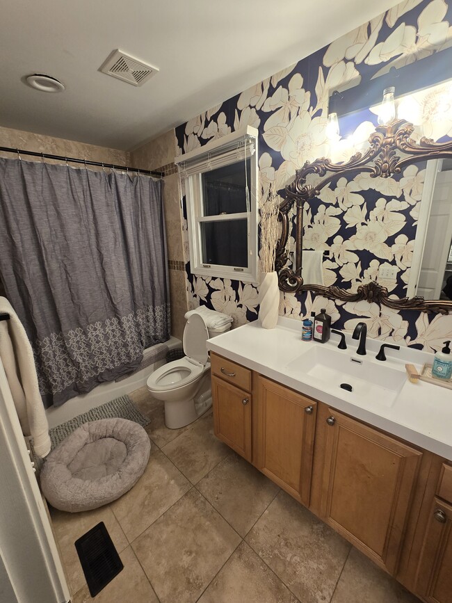 Building Photo - 1802 W Diversey Pkwy