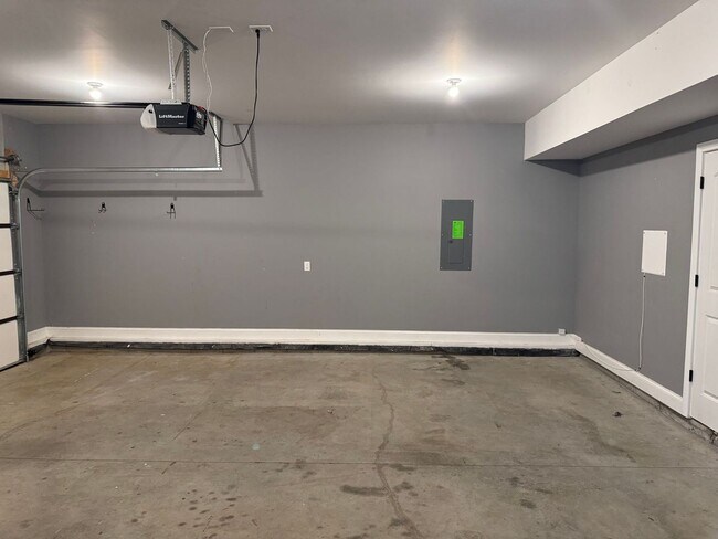 Building Photo - Beautiful 5 Bedroom, 2.5 bath Home in Hickory Wild Subdivision! Lawn care included!