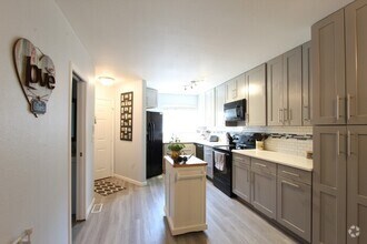 Building Photo - Spacious 3BR Lakewood Townhome w/ Bonus Sp...