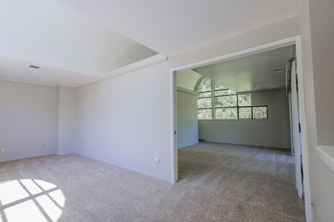 Building Photo - 071-02
