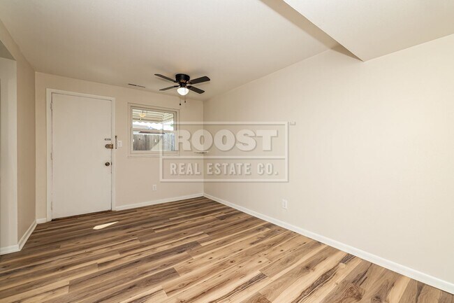 Building Photo - 2 Bed 1 Bath Apartment Available in Springfield