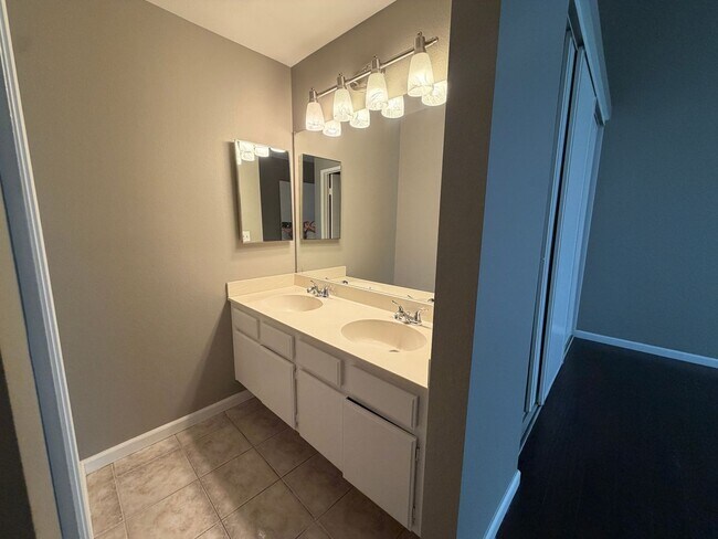 Building Photo - 4937 Sunburst Dr