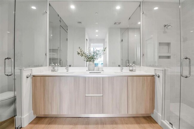 Building Photo - 301 QUAY Cmn