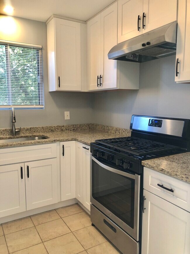 Building Photo - 624 W 65th St