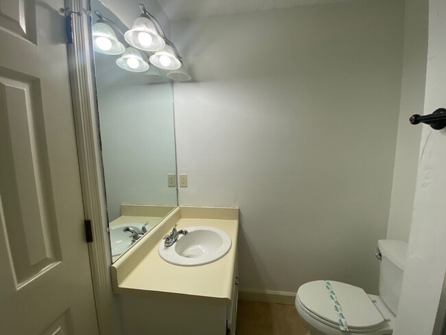 Building Photo - 1730 Beechwood Cir N