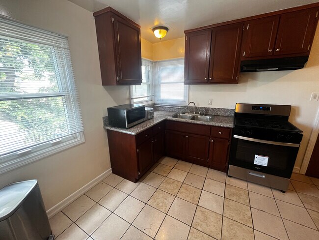 Building Photo - 2716 W 101st St