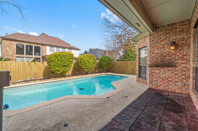 Building Photo - 590 Edgewood Dr