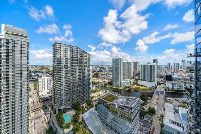Building Photo - 801 S Miami Ave